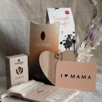 Moederdagpakket klein verwenmomentje. met natuurlijke zeep van Visgn, premium chocola, verse natuurlijk thee, een deurhanger en kaartje