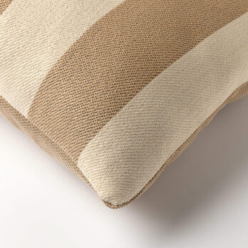 Buitenkussen Cyrus beige close UP